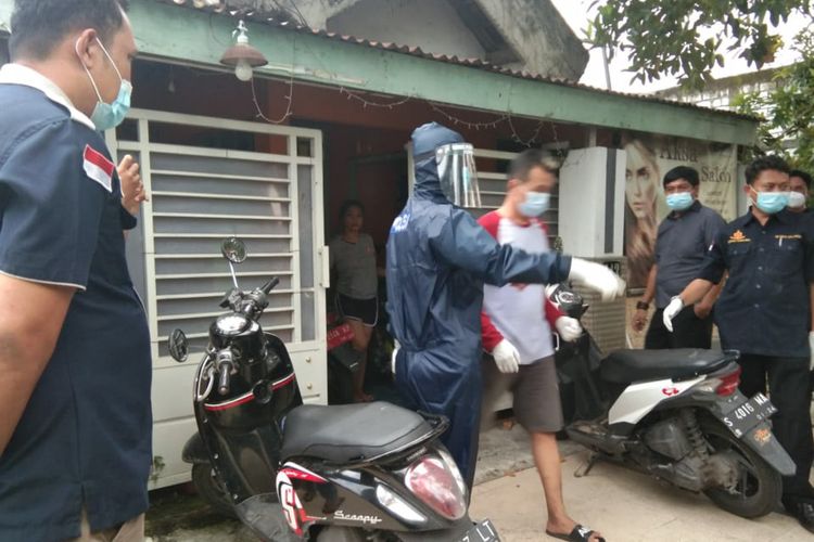 Pelaku saat dievakusi petugas memakai pakaian hazmat lengkap, dengan pengawasan ketat dari pihak kepolisian.