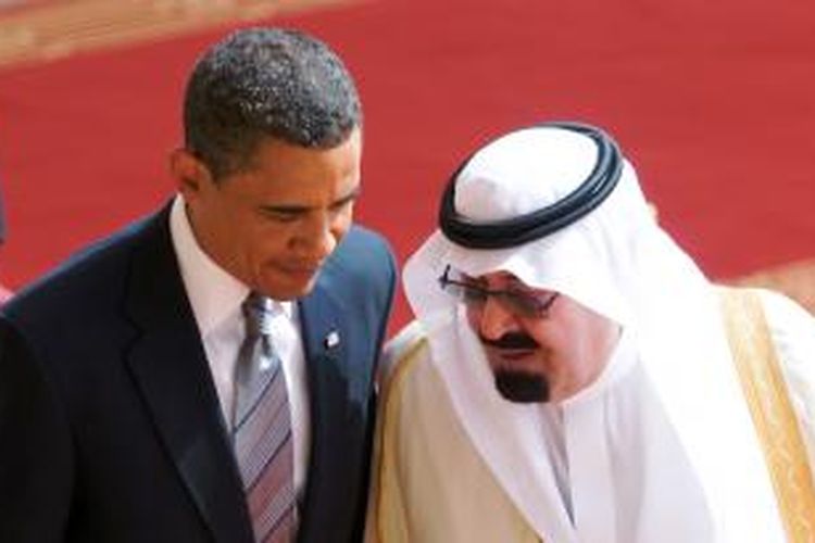 Foto tertanggal 3 Juni 2009 memperlihatkan President Barack Obama berbicara dengan Raja Abdullah bin Abdul Aziz al-Saud saat seremoni penyambutan di Bandara Internasional King Khaled.