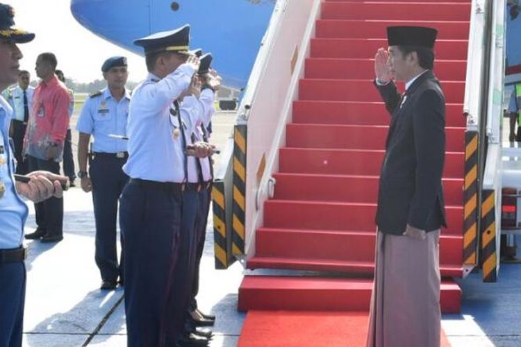 Presiden Joko Widodo sebelum menaiki pesawat kepresidenan untuk bertolak ke Semarang, Jawa Tengah dari Pangkalan TNI AU Halim Perdanakusuma, Minggu (8/1/2017).