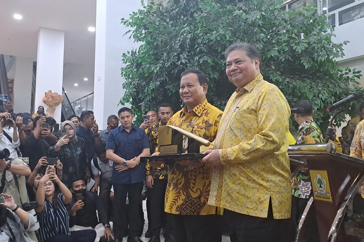 Ketua Umum Partai Golkar Airlangga Hartarto memberikan cangkul emas kepada Ketua Umum Partai Gerindra Prabowo Subianto di kantor DPP Golkar, Jakarta Barat, Kamis (31/8/2023) malam. 