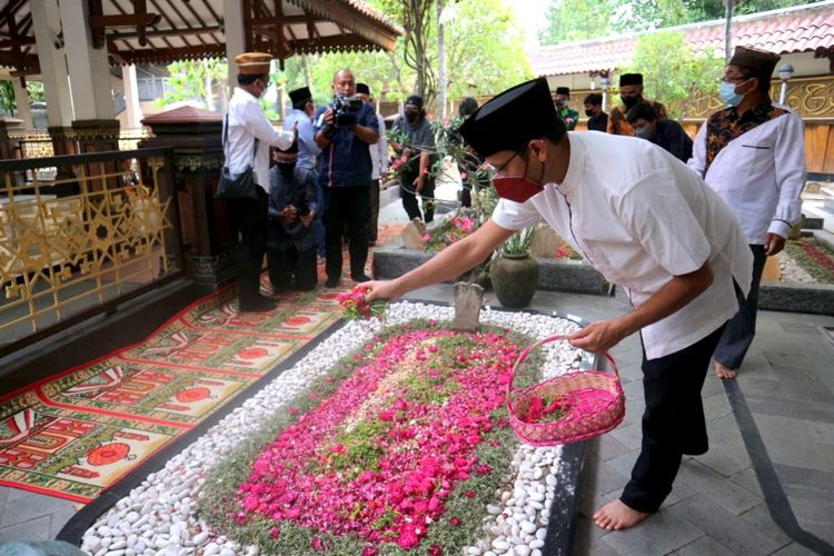 Mendikbud-Ristek Nadiem Anwar Makarim menziarahi makam KH. Hasyim Asy'ari, Gus Dur dan Gus Sholah, di Pesantren Tebuireng, Jombang, Jawa Timur, Kamis (21/10/2021).