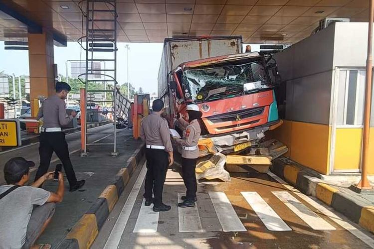 Truk bernomor polisi F 9718 FE menabrak Gerbang Tol (GT) Ciawi 2, Kota Bogor, Jawa Barat, Senin (2/6/2025) pukul 13.15 WIB.
