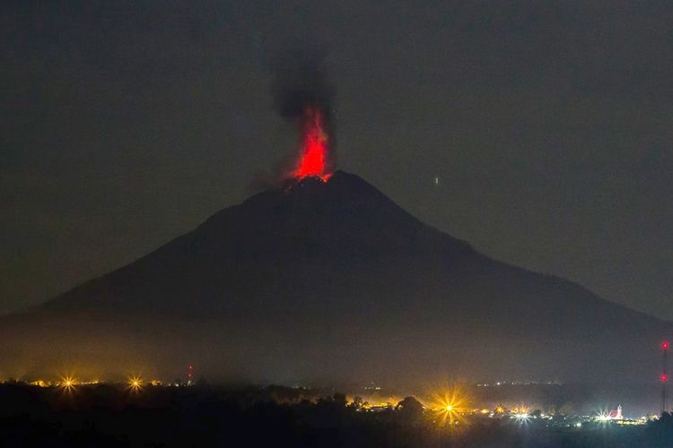 Gunung Sinabung mengeluarkan material panas, seperti yang terlihat dari Desa Beganding, Karo, Selasa (2/5/2017). Sinabung kembali menghentak Tanah Karo pada 2010 silam untuk pertama kalinya sejak 400 tahun terakhir. Gunung itu kembali meletus pada 2013 dan 2016, dan tetap aktif hingga saat ini.