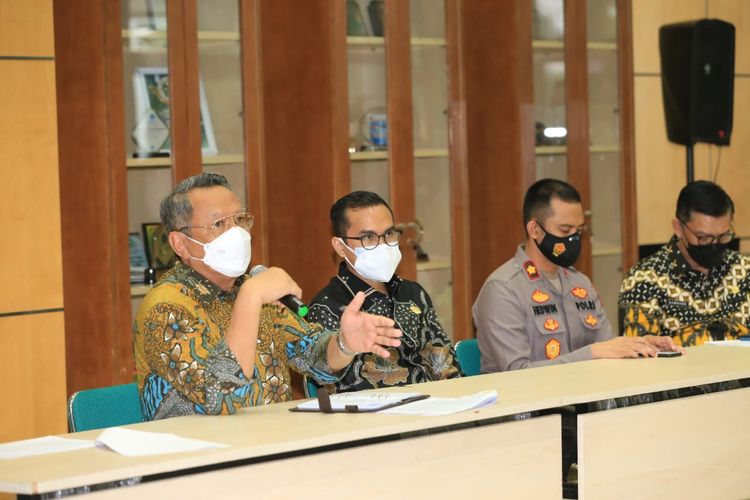 Wali Kota Tangerang Selatan (Tangsel) Benyamin Davnie dalam jumpa pers di  Pusat Pemerintahan Kota Tangsel, Kamis (1/7/2021).