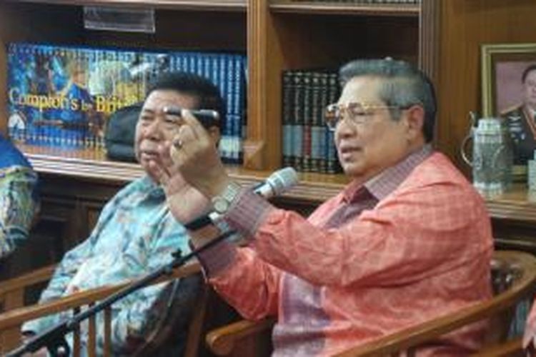 Ketua Umum Partai Demokrat Susilo Bambang Yudhoyono saat jumpa pers di kediamannya, Cikeas, Kamis (27/8/2015) malam.