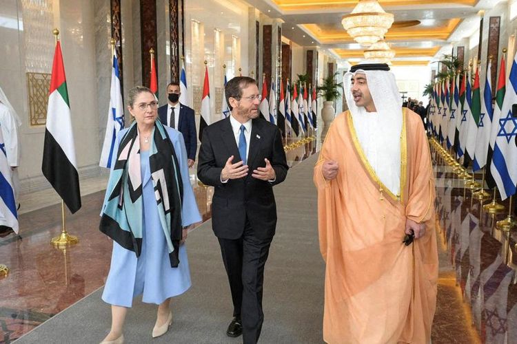 Presiden Israel Isaac Herzog (kiri) dan Menteri Luar Negeri Uni Emirat Arab, Sheikh Abdullah bin Zayed Al Nahyan, berbicara saat mereka berjalan melalui bandara di Abu Dhabi, Uni Emirat Arab, Minggu (30/1/2022).