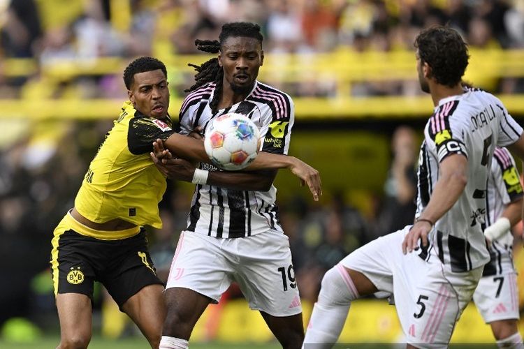 Felix Nmecha (kiri) berduel dengan Khephren Thuram-Ulien dan Manuel Locatelli dalam pertandingan persahabatan antara BVB Borussia Dortmund vs Juventus di Dortmund, Jerman barat, pada 10 Agustus 2025. (Foto oleh INA FASSBENDER / AFP)