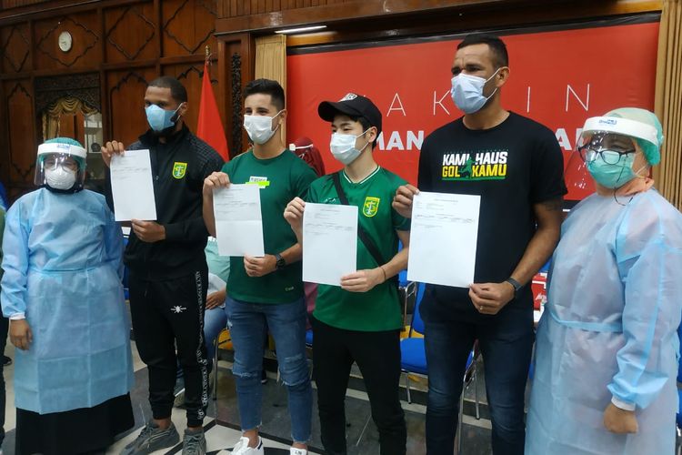 Pemain asing Persebaya Surabaya Alie Sesay, Bruno Moreira, Taisei Marikawa dan Jose Wilkson seusai mendapatkan vaksin di Kantor Pemerintah Provinsi Jatim, Rabu (18/8/2021) pagi.