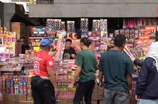 Menjelang Malam Tahun Baru, Pasar Pagi Asemka Dipadati Penjual Petasan hingga Trompet