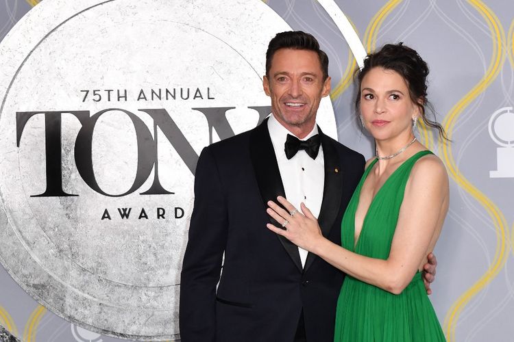 Australian actor Hugh Jackman and US actress Sutton Foster attend the 75th annual Tony awards at Radio City Music Hall on June 12, 2022 in New York city. (Photo by ANGELA  WEISS / AFP)