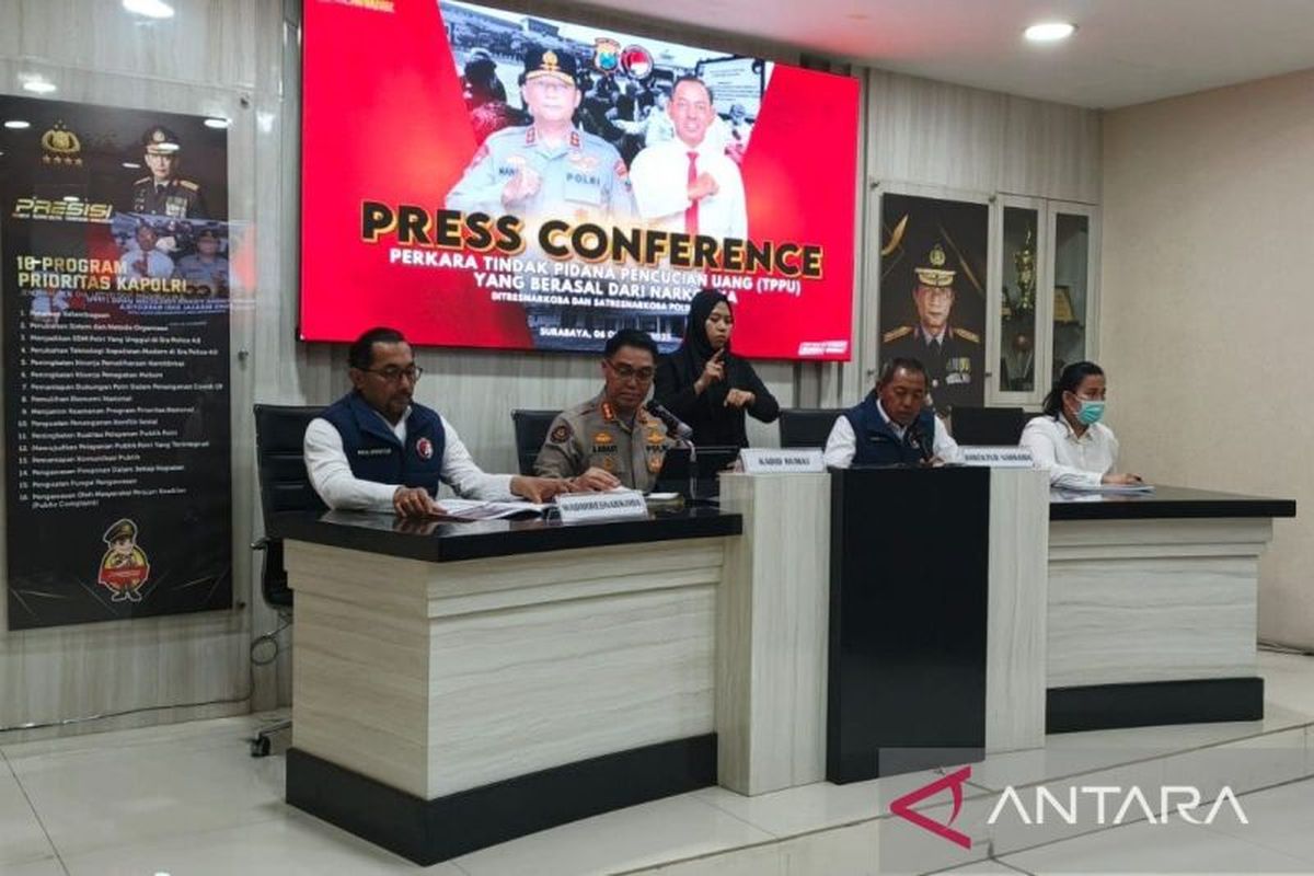 Polisi saat merilis enam kasus tindak pidana pencucian uang (TPPU) yang berkaitan dengan jaringan narkoba selama periode Juli hingga September 2025 di Mapolda setempat, Senin (6/10/2025). ANTARA/Willi Irawan.