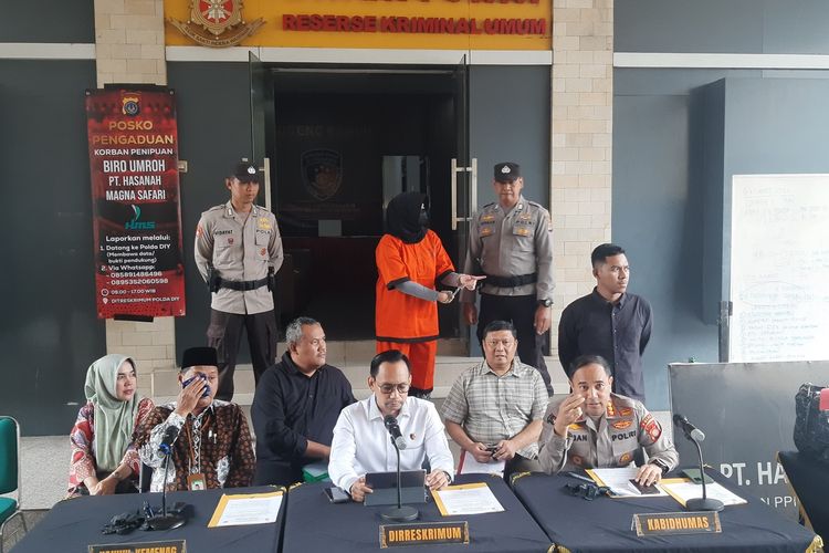 KASUS PENIPUAN: Tersangka penipuan umrah dengan inisal ID saat dihadirkan dalam jumpa pers di Polda DIY, Kamis (23/1/2025).