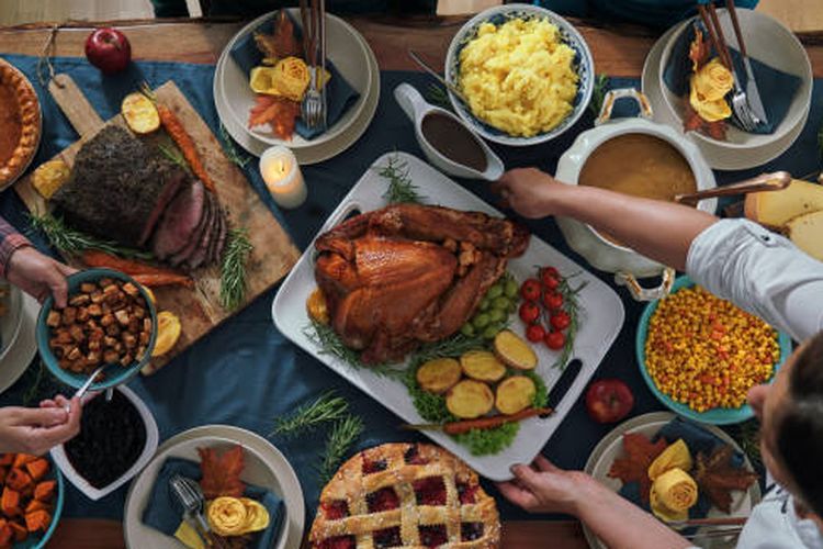 Ilustrasi kalkun panggang sebagai menu utama perayaan Thanksgiving.