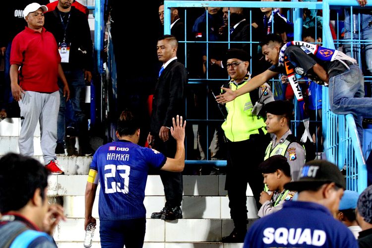Hamka Hamzah menyapa Aremania seusai Arema FC ditahan imbang PSIS Semarang saat Pekan 17 Liga 1 2019 yang berakhir dengan skor 1-1 di Stadion Kanjuruhan Kabupaten Malang, Jawa Timur, Sabtu (31/08/2019) malam.