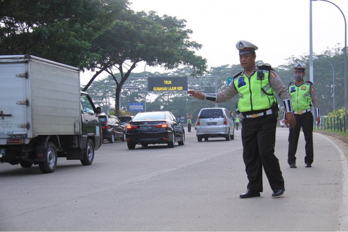 Uji coba ganjil genap di gerbang tol.