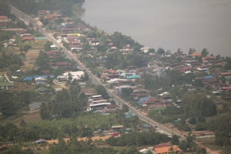 Sebuah kota di tepi Sungai Mekong di distrik Sangkhom, Nong Khai, Thailand, di seberang Vientiane, Laos. 