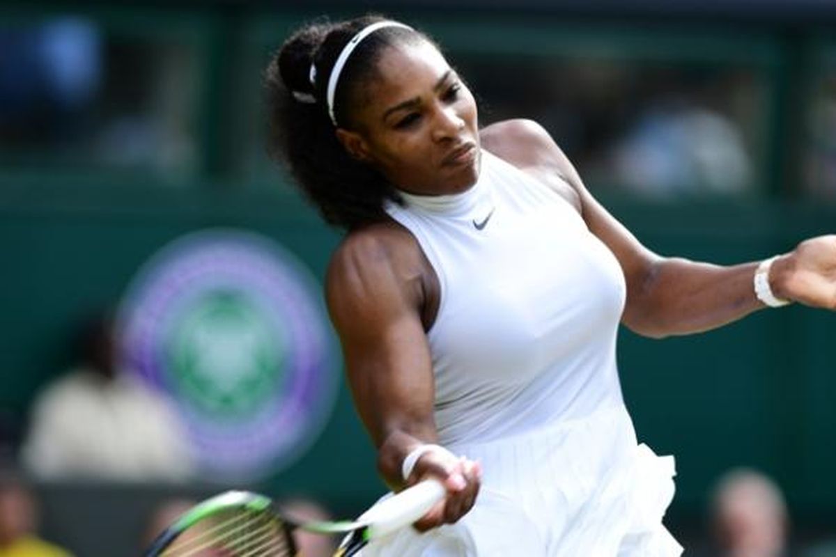 Petenis Amerika Serikat, Serena Williams, mengembalikan bola dari petenis Rusia, Anastasia Pavlyuchenkova, pada babak perempat final Wimbledon di The All England Lawn Tennis Club, London, Selasa (5/7/2016).