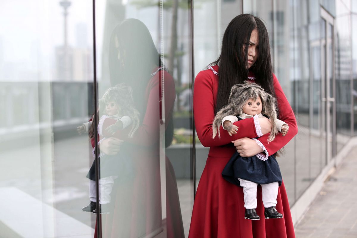 The Sacred Riana mengunjungi Kantor Redaksi Kompas.com di Menara Kompas, Jakarta, Rabu (6/3/2019) dalam rangka promosi film pertamanya, The Sacred Riana: Beginning. Film bergenre horor ini akan tayang di boskop mulai 14 Maret mandatang.