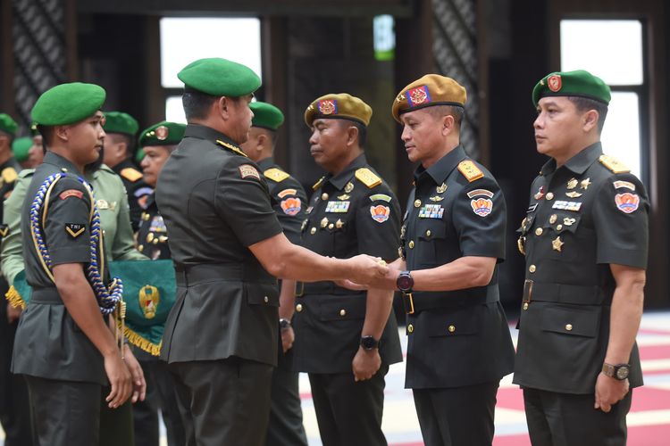Kepala Staf TNI Angkatan Darat (KSAD) Jenderal Maruli Simanjuntak memimpih serah terima jabatan (sertijab) enam jabatan strategis di lingkungan TNI AD.  Upacara sertijab digelar di Markas Besar Angkatan Darat (Mabesad), Jakarta Pusat, Jumat (29/12/2023).