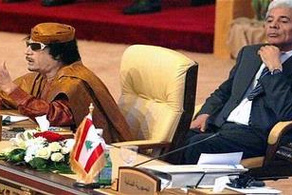 Menteri Luar Negeri Libya, Moussa Koussa, ketika masih setia kepada Moammar Khadafy. Koussa kini lari dari Libya dan berada di Inggris tetapi ia meninggalkan istrinya di Tripoli.