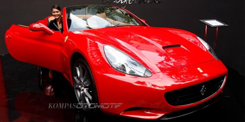 Ferrari California dilengkapi mesin V8 silinder dengan inovasi teknologi Dual Clutch Gearbox 7 percepatan serta Direct Injection. Akselerasinya menakjubkan 0-100 kpj hanya 4 detik. 