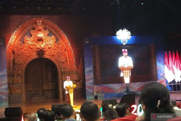 Gubernur Bali Wayan Koster memberikan sambutan di sela pembukaan pameran dan pertemuan bisnis UMKM Bali Jagadhita 2025 di Denpasar, Bali, Senin (2/6/2025). ANTARA/Dewa Ketut Sudiarta Wiguna.
