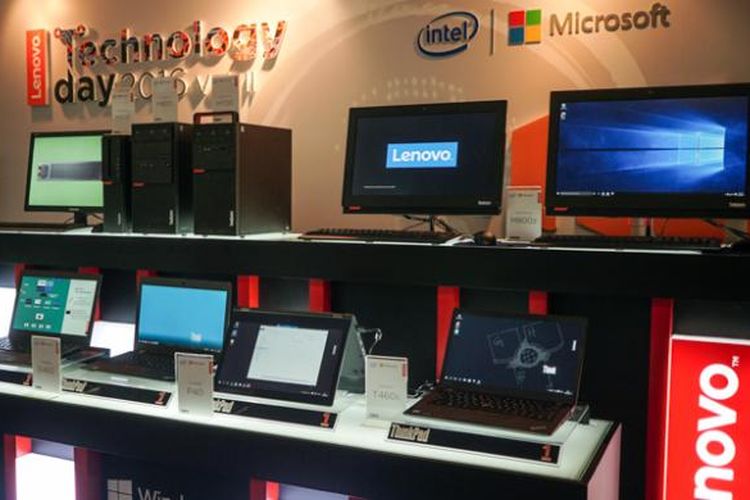 Perangkat komputer desktop dan notebook bisnis Lenovo yang dipamerkan dalam acara Lenovo Technology Day 2016 di Jakarta, Rabu (14/9/2016)