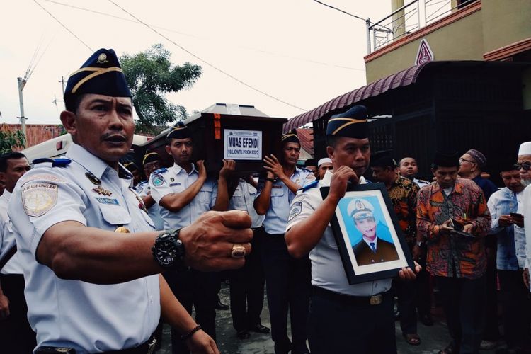 Jenazah Kepala KSOP Muntok Bangka Barat Capt Muaz Effendi dibawa ke rumah duka di Medan, Sumatera Utara.