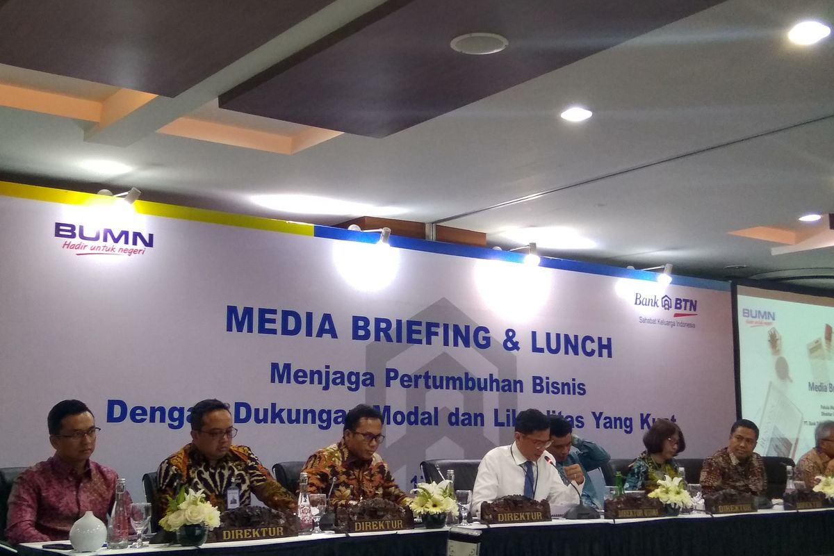 Direktur Utama Bank BTN Pahala N. Mansury bersama para jajaran BTN di Jakarta, Senin (17/2/2020).