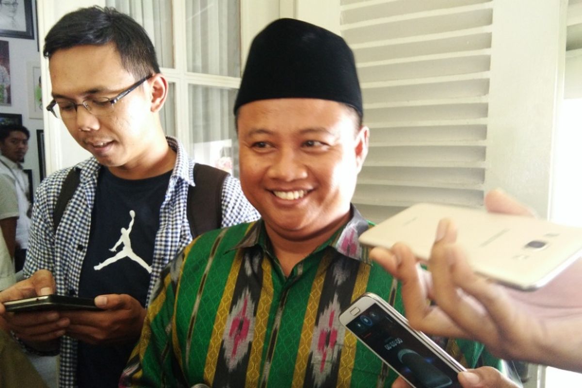 Bupati Tasikmalaya yang juga politisi Partai Persatuan Pembangunan (PPP), Uu Ruzhanul Ulum, saat diwawancarai usai bertemu Wali Kota Bandung Ridwan Kamil di Pendopo Kota Bandung, Jalan Dalemkaum, Selasa (5/9/2017) siang. 