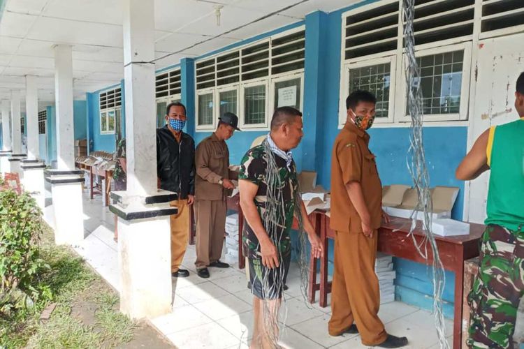 Petugas Pemkab Simalungun mendistribusikan makanan kepada warga di Dusun Huta II, Nagori Tanjung Hataran, Bandar Huluan, Simalungun. Daerah itu dikarantina setelah banyaknya warga yang positif covid-19. Hingga Selasa (23/6/2020) tercatat ada 33 warga yang positif.