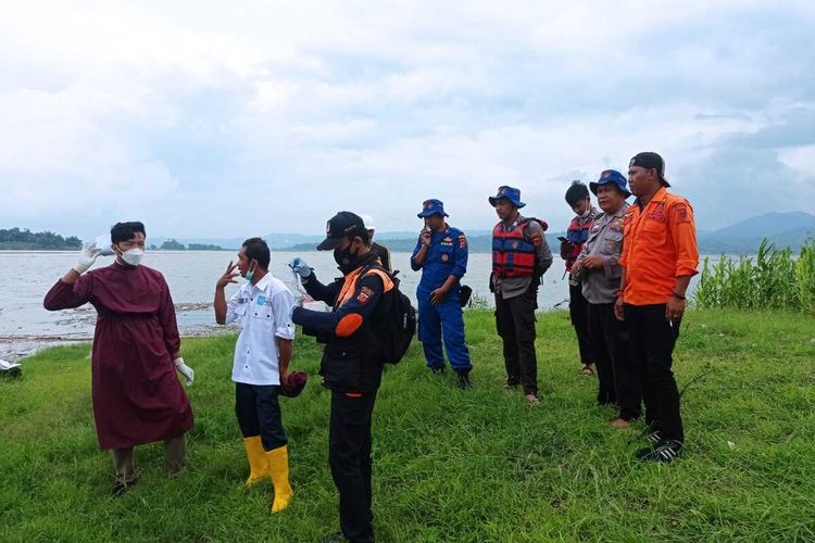 Jasad Mr. X ditemukan mengambang di perairan Waduk Jatigede, Sumedang, Jabar, Rabu (26/10/2022). Dok. BPBD Sumedang/KOMPAS.com