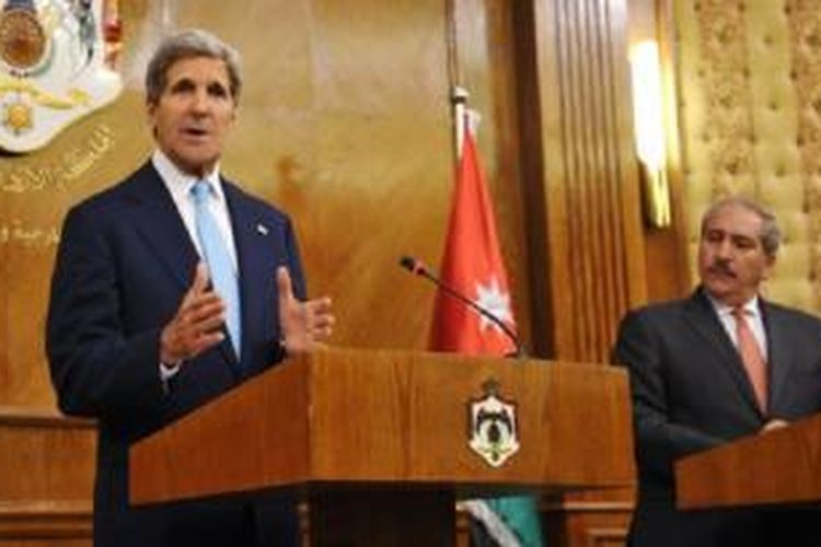 Menlu AS John Kerry (kiri) dan Menlu Yordania Nasser Judeh dalam konferensi pers bersama di Amman, Yordania hari Rabu (17/7). 
