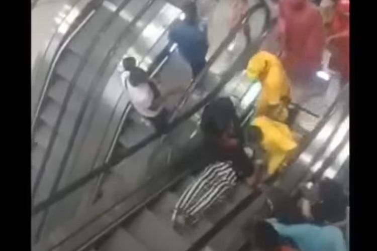 Tangkapan layar dari kompilasi video orang-orang yang bingung naik eskalator dan akhirnya terjatuh, saat menaikinya di Douala Grand Mall, mal terbesar di Kamerun.