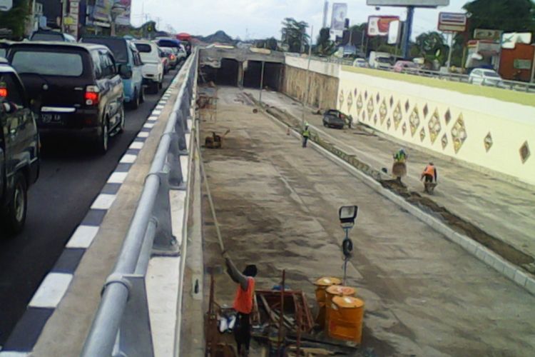 Underpass perlimaan Bandara Internasional Sultan Hasanuddin Makassar sementara dalam tahap perampungan untuk bisa digunakan pemudik di H-7.