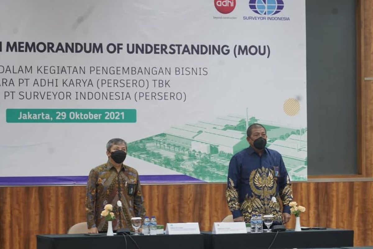 Direktur Utama Adhi Karya Entus Asnawi Mukhson (kiri) dan Direktur Utama Surveyor Indonesia M Haris Witjaksono (kanan) saat penandatangan nota kesepahaman kegiatan pengembangan bisnis pada pengolahan limbah Kawasan Industri Medan (KIM) di Kantor Pusat Adhi Karya, Jakarta, Jumat (29/10/2021).