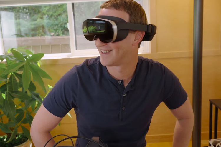 CEO Meta Mark Zuckerberg menggunakan prototipe VR Hollow Cake 2.