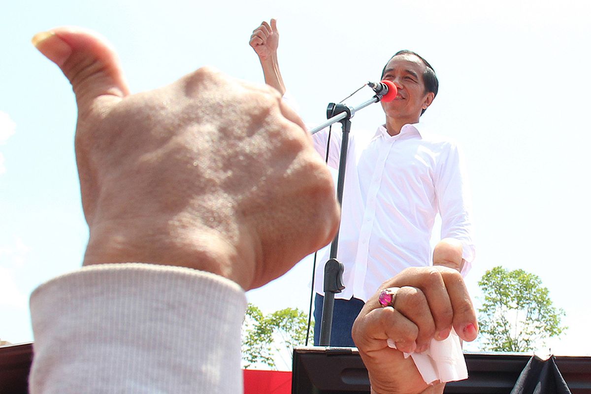 Capres nomor urut 01 Joko Widodo berorasi saat menggelar kampanye terbuka di Jalan Arteri Supadio, Kabupaten Kubu Raya, Kalimantan Barat, Rabu (27/3/2019). Selain memaparkan sejumlah pembangunan infrastruktur yang telah dikerjakan seperti perbatasan, pelabuhan dan bandara di wilayah Kalbar, Jokowi juga menjanjikan akan membangun jalan tol dan jembatan di provinsi tersebut.