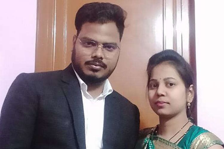 Goldi Patel (25 tahun) dan Sadanand Patel (30 tahun) tinggal berdua di Uttar Pradesh, sehingga tidak memiliki dukungan lain untuk meminta bantuan.
