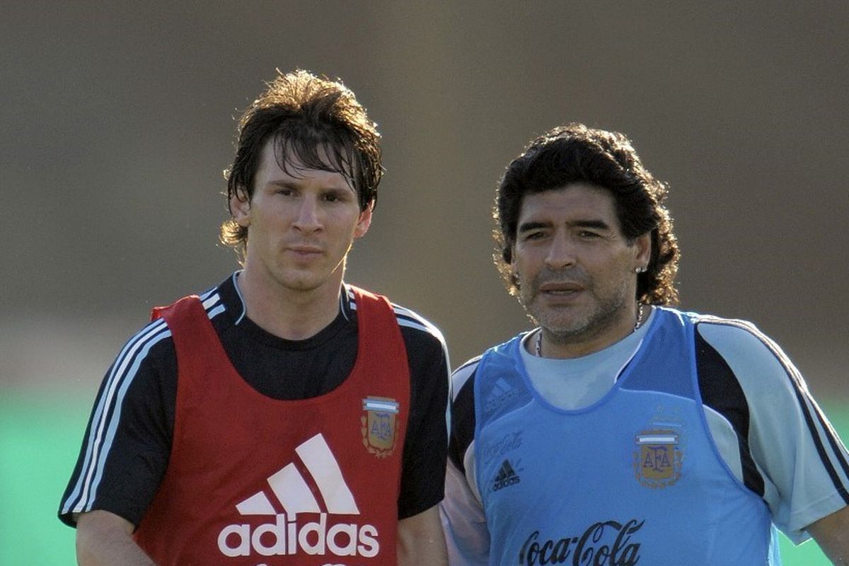 Diego Maradona (kanan) dan Lionel Messi saat bekerja sama sebagai pelatih-pemain di timnas Argentina pada tahun 2009.