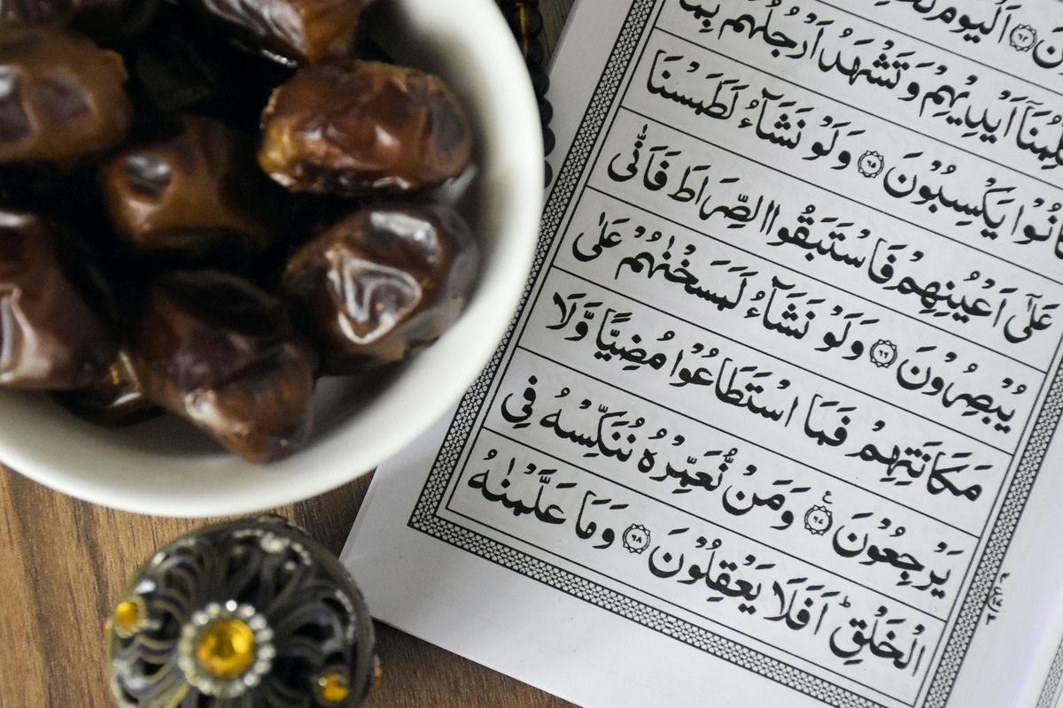 Ilustrasi makan kurma saat Ramadhan