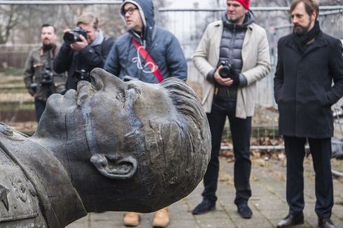 Patung Stalin Ditemukan di Kolam, Warga Kota Kecil di Rusia Terbelah