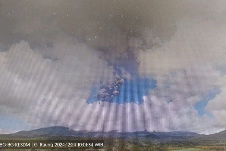 Abu vulkanik membumbung dari Gunung Api Raung berdasarkan pantauan PPGA, Selasa (24/12/2024)