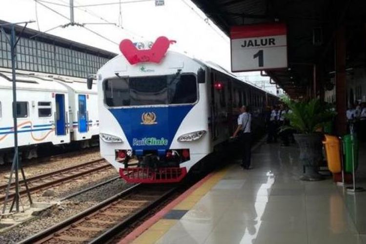 Direktur Utama PT Kereta Api Indonesia (KAI), Edi Sukmoro meresmikan kereta kesehatan pertama di Indonesia di Stasiun Pasar Senen, Jakarta, Sabtu (12/12/2015). 