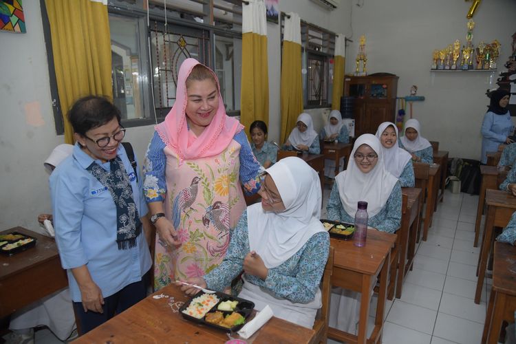 Walkot Semarang Mbak Ita saat meninjau program makan siang bergizi di SMPN 21 Semarang, Rabu (8/10/2024).