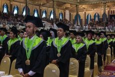 Tangis Haru Kakak Gantikan Adiknya Wisuda S1 di Unesa yang Telah Tiada