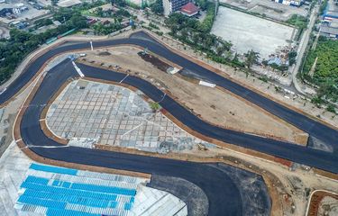 Foto udara lintasan Sirkuit Jakarta International E-Prix Circuit (JIEC) yang telah diaspal di kawasan Taman Impian Jaya Ancol, Jakarta, Rabu(13/4/2022). Pengaspalan Sirkuit Formula E sepanjang 2,4 kilometer dinyatakan telah rampung seluruhnya dan untuk penggunaannya tinggal menunggu persetujuan kelayakan dari Formula E Operation (FEO). ANTARA FOTO/Muhammad Adimaja/aww.