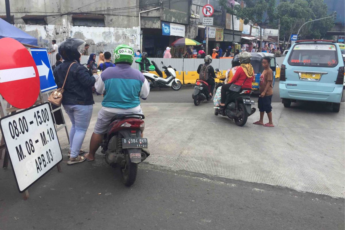 Angkot trayek M08, M09, dan M10 diperbolehkan melintas di Jalan Jatibaru Raya di depan Stasiun Tanah Abang pukul 15.00-08.00 Wib, Sabtu (3/2/2018).