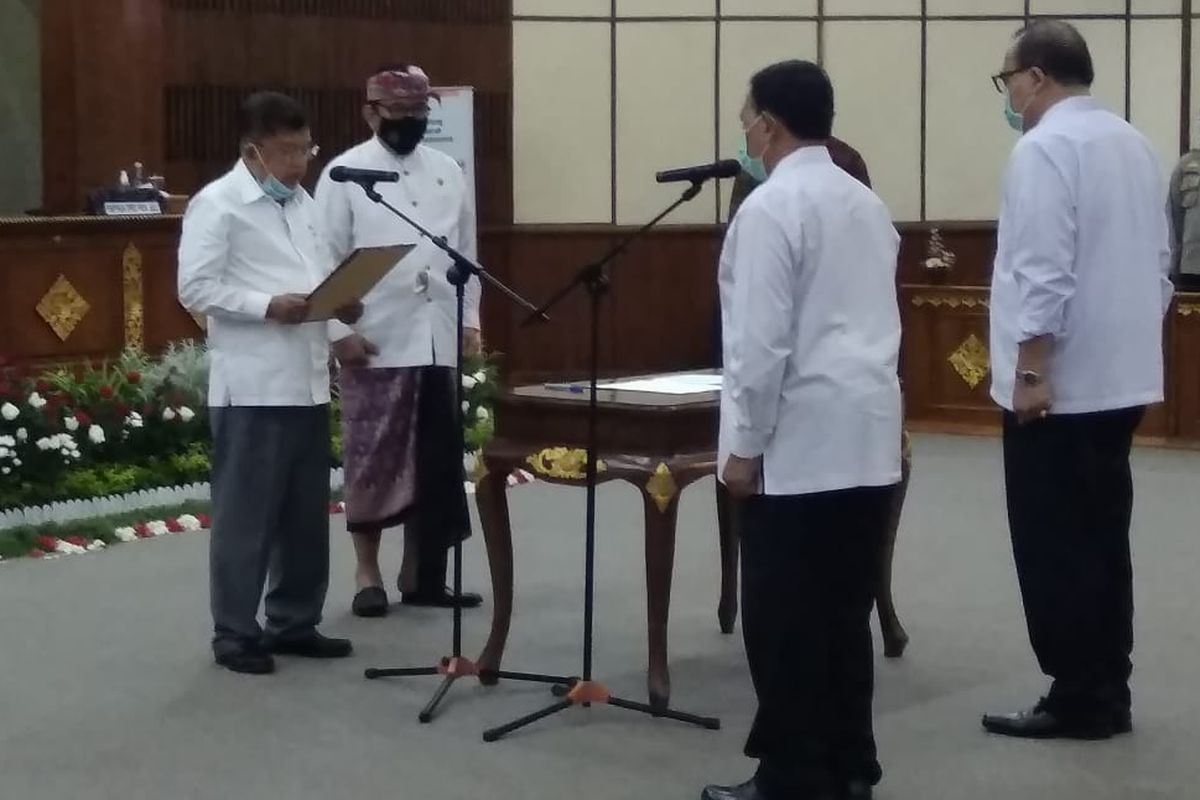 Former Indonesian VP Jusuf Kalla promotes Indonesian Red Cross officials in Bali on (28/10/2020)