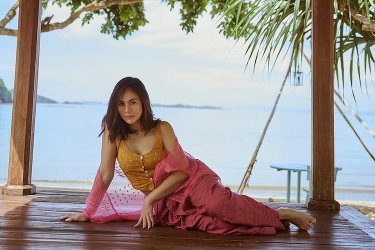 Wulan Guritno tampil elegan di NTT dengan kain Songke khas Manggarai, memadukan busana tradisional dan sentuhan mode modern.